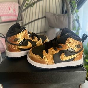 - Jordan 1 MID SE